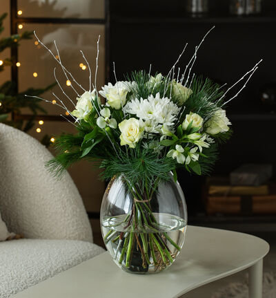 Rosebukett i hvitt med sølvgrener Rosebukett i hvitt med sølvgrener